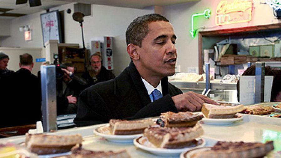 Обама обича нездравословната храна. На снимката: Президентът на САЩ си избира кейк в кафене през 2008 г.