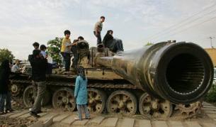 Иранчета си играят върху иракски танк, останал от ирано-иракската война (1980-1988)