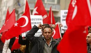 Протест в Истанбул срещу решението на комисията по външните работи на американската Камара на представителите да обвини Османска Турция, че е извършила геноцид срещу арменското си население