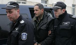 Евгени Милев при пристигането си в Районния съд в Сливница на 23 декември. Тогава съдът го остави за постоянно в ареста