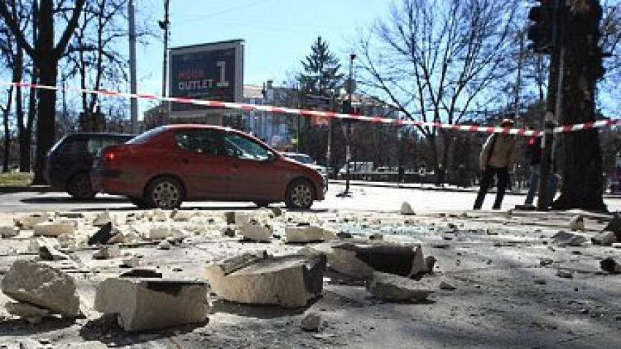 Фриз се отчупи от сграда и премаза кола в София