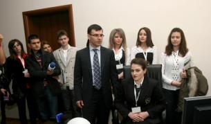 Министър Дянков днес преотстъпи поста си на една от младите участнички в международната инициатива "Мениджър за един ден"