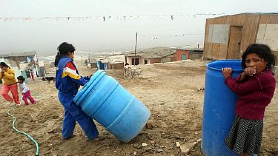 Бедните жители често съхраняват водата в бидони
