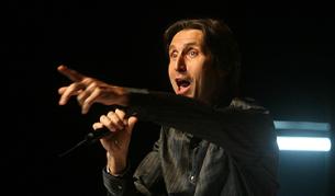 Иван Балсамаджиев в зала 1 на НДК на концерта "Коледни звезди" през декември 2008 г.