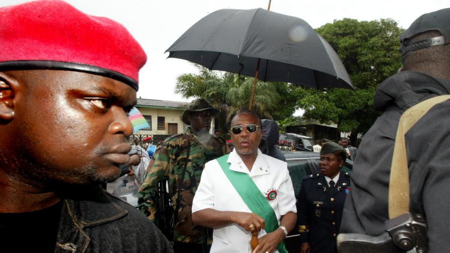 Чарлз Тейлър, бивш президент диктатор на Либерия. През 2006 г. Великобритания се съгласи да го вкара зад решетките, ако бъде осъден за военни престъпления