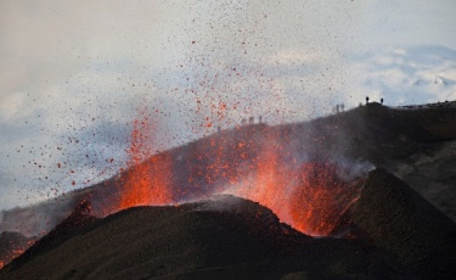 Вулканът в Исландия продължава да бълва дим и пепел