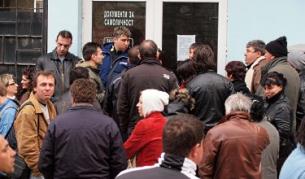 Междувременно пред РПУ-тата все още има дълги опашки от желаещи да подадат заявления