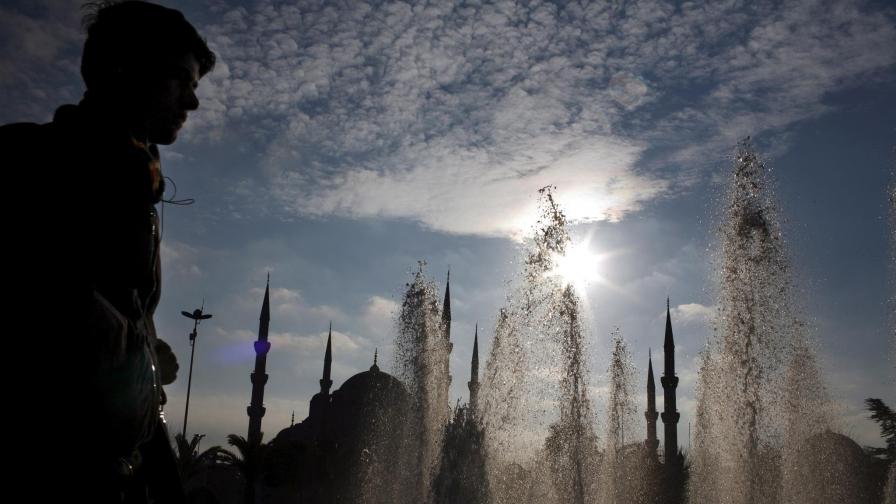 Tри бомби в любимия на туристите Султанахмет