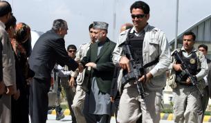 Хамид Карзай по време на посещение на Независимата избирателна комисия