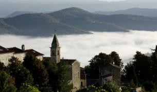 Кризата отчасти се дължи на намалелите приходи от туризъм