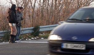 Момичете, предлагащи сексуални услуги, на пътя Варна-Бургас