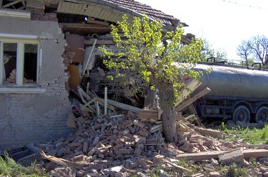 Цистерна се удари в къща край Полски Тръмбеш