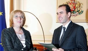 Управителят на БНБ Иван Искров връчи на председателя на парламента Цецка Цачева годишния отчет на централната банка за миналата година