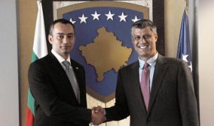 Николай Младенов се ръкува с косовския премиер Хашим Тачи