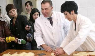 В деня на хлебаря земеделският министър Мирослав Найденов сам се зае да меси