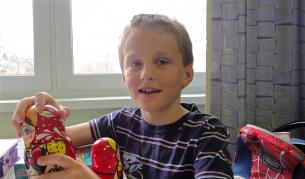 Артьом Савелиев - момченцето, когото пък приемната му майка изпрати със самолет самичък от САЩ в Москва, с бележка с отказ от детето