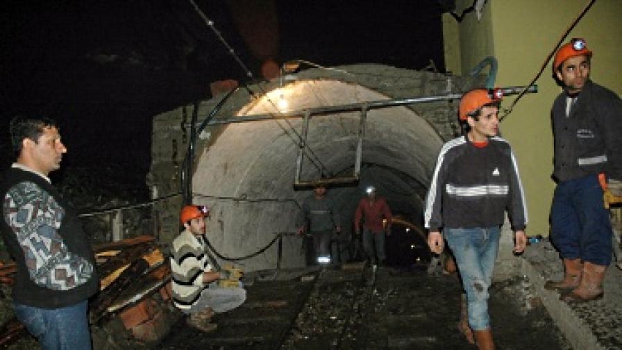 32 души затрупани след взрив в турска мина