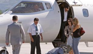 Любе Бошкоски целува земята на летището в Скопие, при завръщането си от Хага (снимка от 2008 г.)