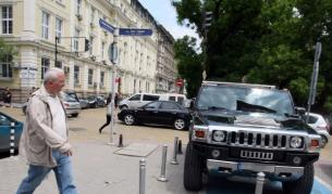 Този джип "Хамър" с лесно запомнящ се номер и стикер "Инвалид" бе паркиран днес на място за инлалиди в "Синята зона" в центъра на София