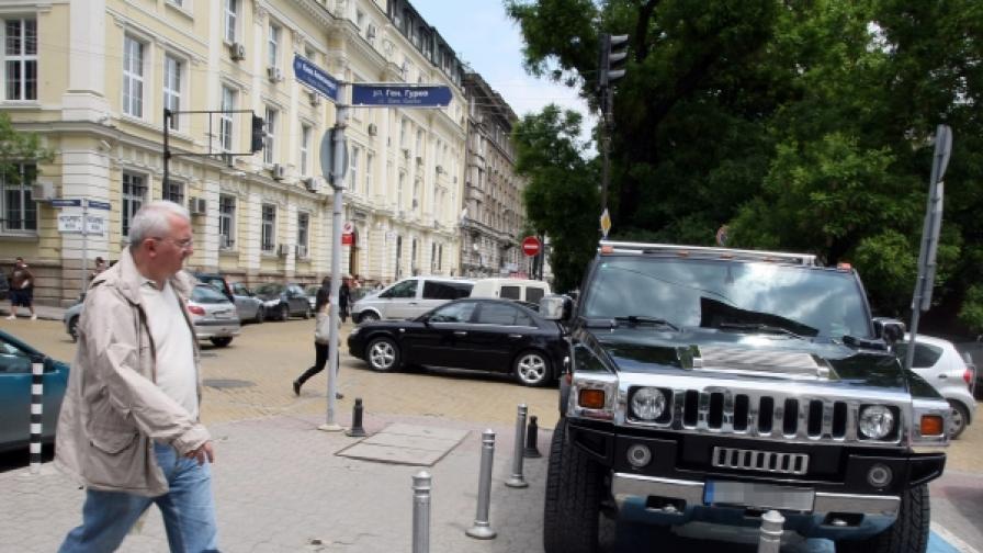 Този джип "Хамър" с лесно запомнящ се номер и стикер "Инвалид" бе паркиран днес на място за инлалиди в "Синята зона" в центъра на София