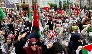 Близо 10 хил. души демонстрираха на площад "Таксим" в Истанбул