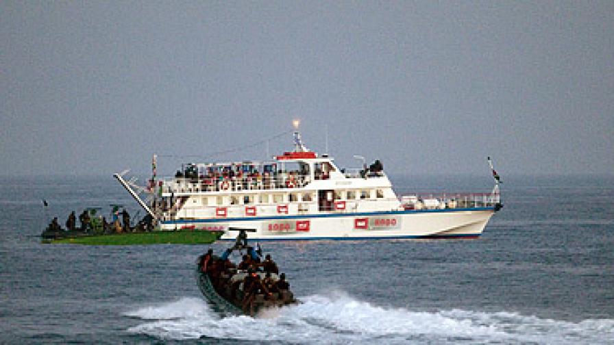 Лодка с израелски войници се приближава към кораб от флотилията