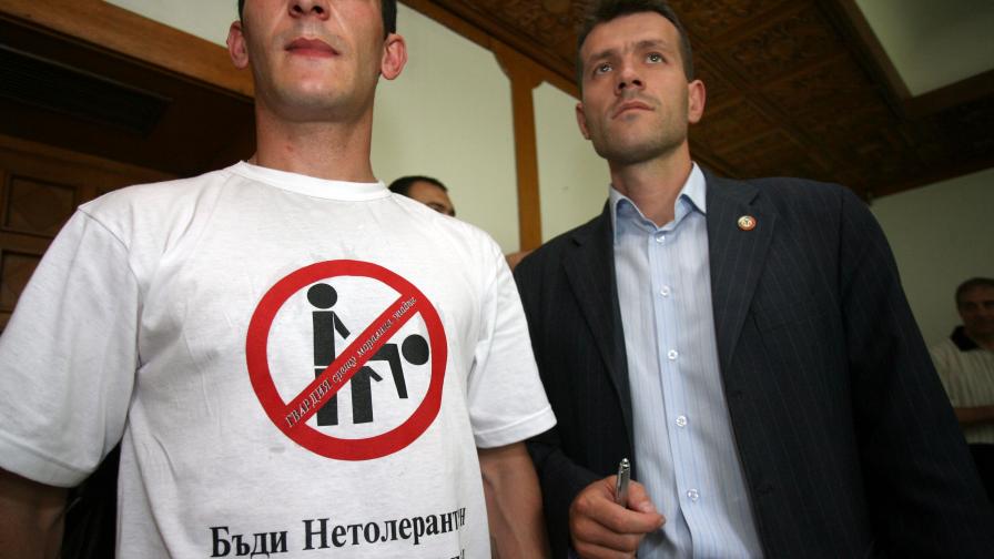 2008 г.: Още като председател на БНС Боян Расате открива кръгла маса по повод предстоящия гей парад в столицата, част от кампанията "Седмица на нетолерантност към хомосексуализма и педофилията в българското<br />
общество".