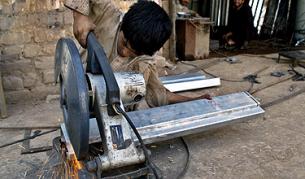 Милиони деца по света работят при тежки и опасни условия