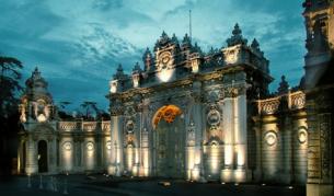 Входът на двореца Долмабахче в Истанбул