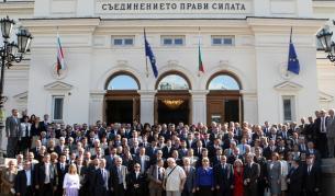 Участниците в тържественото заседание си направмиха обща снимка пред сградата на Народното събрание