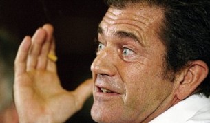 Разследват Мел за побоя