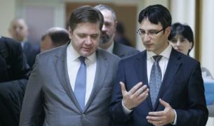 Министрите Трайчо Трайков (д) и Сергей Шматко (снимка от февруари 2010 г.)