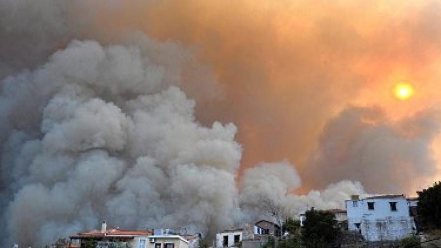 Големият горски пожар на остров Самос продължава да бушува