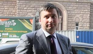 Участието на другия акционер Иво Прокопиев (51%) остава непроменено