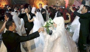 Три жени са малко 