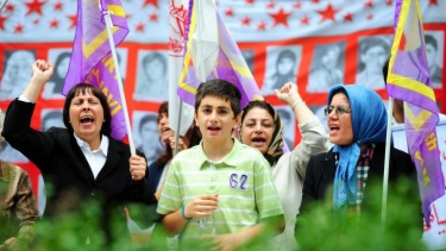 Представители на Англо-иранската женска асоциация протестираха в края на миналия месец пред американското посолство в Лондон срещу насилието над жени в Иран