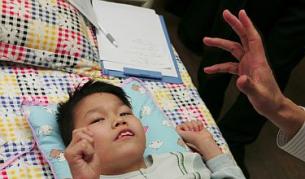 Южнокорейско дете с паралич се готви за инжекция с ботокс