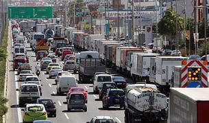 Едноседмична стачка на собствениците камиони и цистерни в края на юли остави почти цялата страна без бензин и засегна туризма