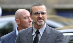 Джордж Майкъл на влизане в съда