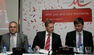 Главният изпълнителен директор на "Мобилтел" Андреас Майерхофер заедно с изпълнителните директори на "Мегалан Нетуърк" ООД Йордан Йорданов и на "Спектрум Нет" АД Теодор Захов
