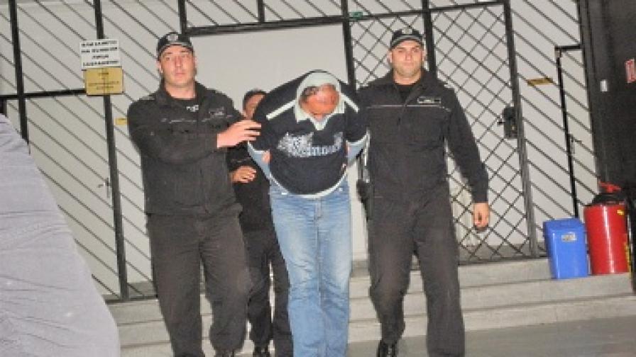 Поради липса на защитник на обвинения в изнасилване полицай Васил Бойчев, съдия от Районен съд - Благоевград отложи гледането на мярката за неотклонение за 27 септември