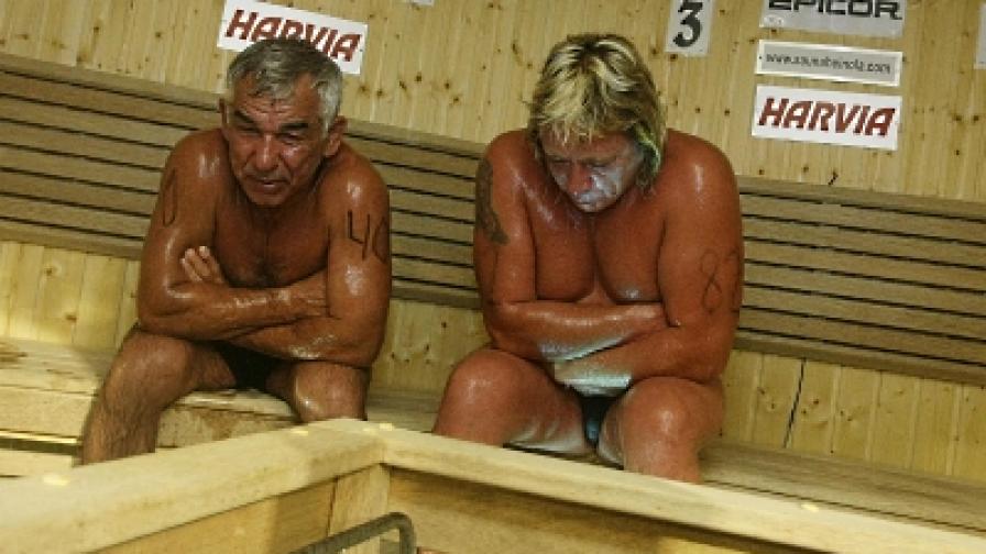 Тимо Кауконен от Финландия (д) и Владимир Ладиженски от Русия седят в сауната при 110 гр. Целзий във финалния двубой на поредното Световно първенство по престой в сауна, което се състоя на 7 август 2010 в Хеинола, Финландия