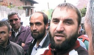 Имамът Мохамед Камберч (на преден план, с брадата) от Лъжница, до него бившият районен мюфтия Айдън Мохамед