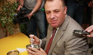 Министърът на земеделието и храните се цупи на супата си по време на проверка на качеството на храната в софийска детска градина
