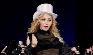 Мадона на опашка за виза