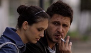 Бившият затворник Чарли става все по-близък с младата Александра покрай склонността й да се забърква в големи неприятности