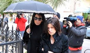 Майката на убитото момче на влизане в съда през януари 2010 г.