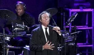 Хулио Иглесиас топи сърца в София