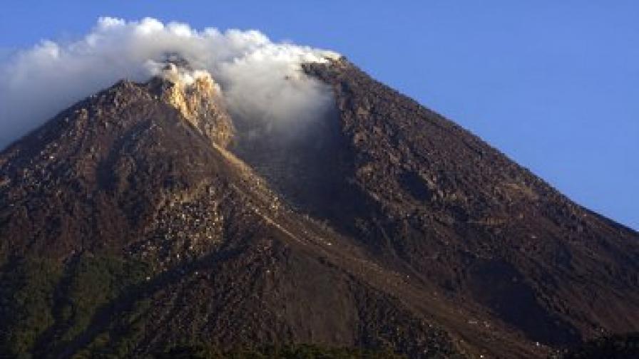 Вулкан в Индонезия взе над 15 жертви, евакуирани са хиляди
