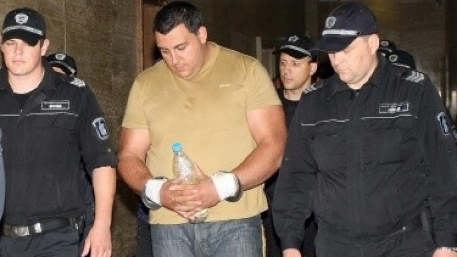 Петър Стоянов-Сумиста при първото му явяване в съда (снимка от 26 юли 2010)